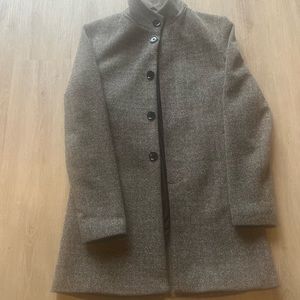 Herringbone patterned beige lightweight jacket